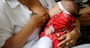 Mulher amamentando bebê