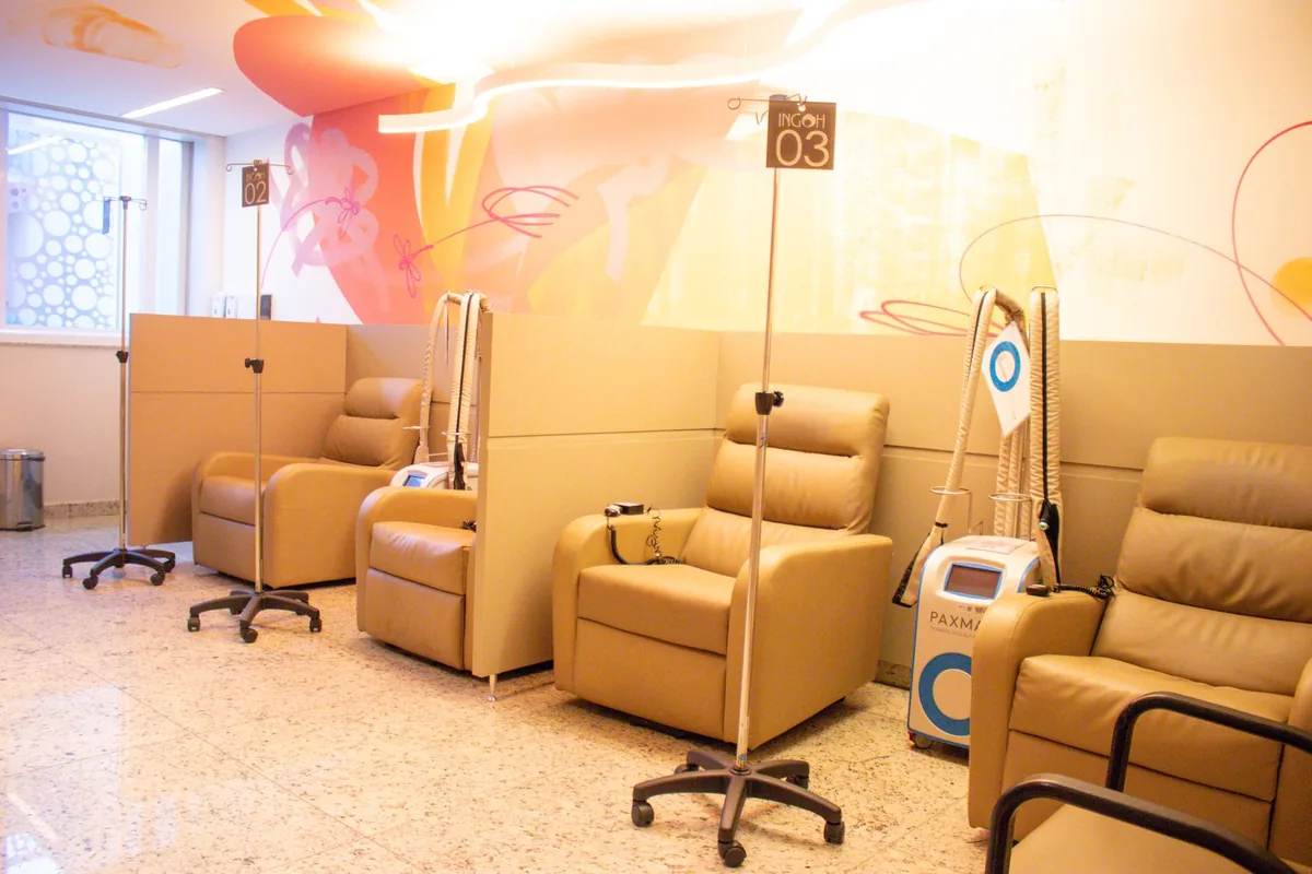 Espaço Mama & Amor do INGOH com poltronas e equipamentos de crioterapia capilar