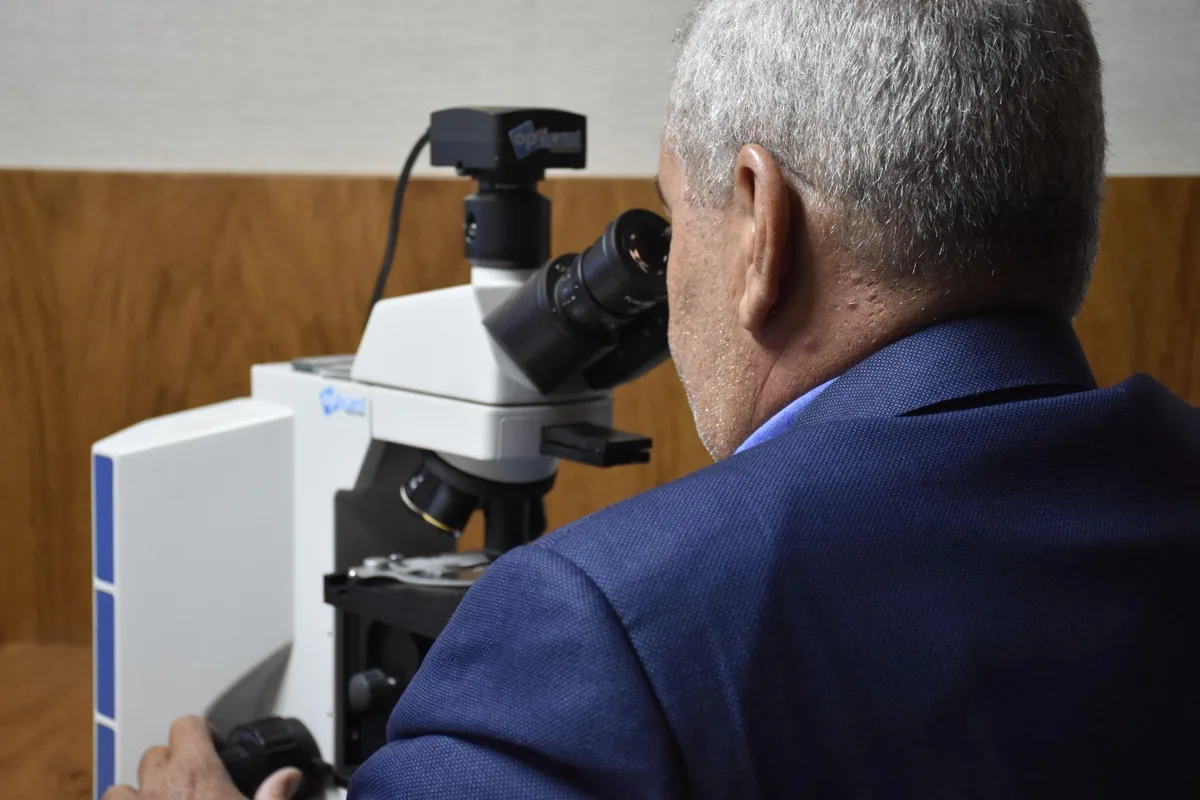 Análise de amostra ao microscópio no laboratório de patologia do INGOH